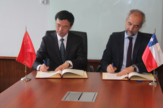 Maximiliano Santa Cruz, Director de INAPI y Zhang Maoyu, de SIPO firman declaración que establece las directrices para la implementación del PPH. Maximiliano Santa Cruz, Director de INAPI y Zhang Maoyu, de SIPO firman declaración que establece las directrices para la implementación del PPH.
