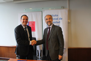 El documento fue firmado por Maximiliano Santa Cruz, director de INAPI, y Juan Manuel Sánchez, director general de Obras Públicas. El documento fue firmado por Maximiliano Santa Cruz, director de INAPI, y Juan Manuel Sánchez, director general de Obras Públicas.