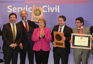 Presidenta Michelle Bachelet entrega a INAPI el reconocimiento. Presidenta Michelle Bachelet entrega a INAPI el reconocimiento.
